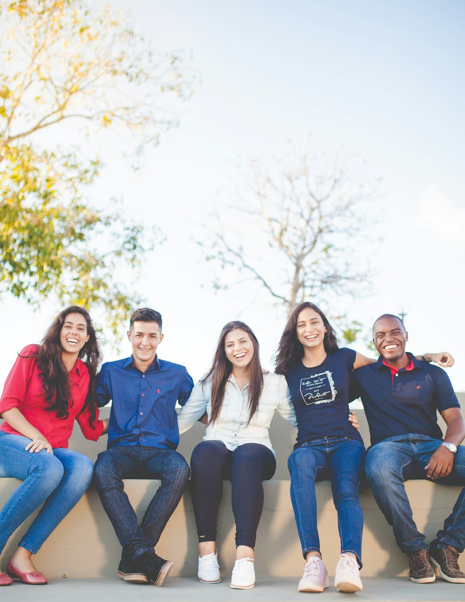 Groep jongeren zit samen buiten